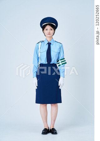 警備員・警察の制服を着た女性 120252665