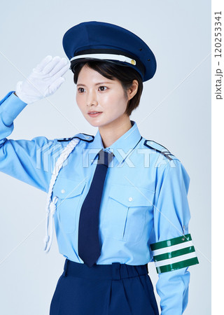 警備員の制服を着て、敬礼をする女性 警備員の制服を着て、敬礼をする女性 120253341
