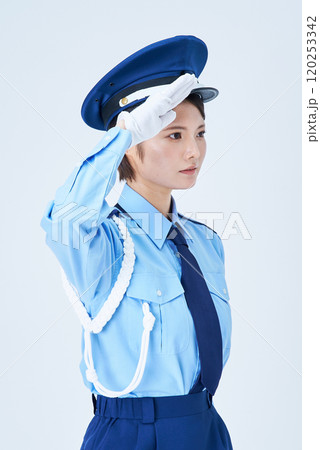 警備員の制服を着て、敬礼をする女性 警備員の制服を着て、敬礼をする女性 120253342