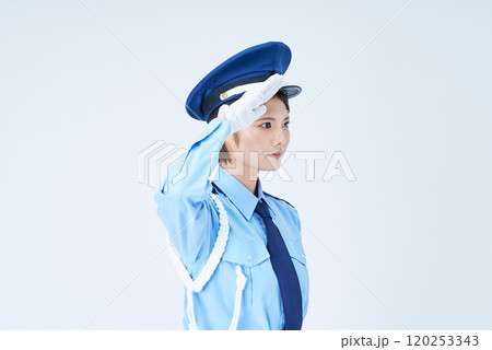 警備員の制服を着て、敬礼をする女性 警備員の制服を着て、敬礼をする女性 120253343