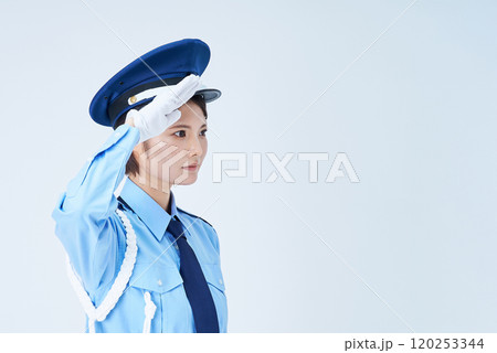 警備員の制服を着て、敬礼をする女性 120253344