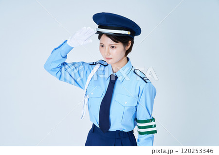 警備員の制服を着て、敬礼をする女性 警備員の制服を着て、敬礼をする女性 120253346