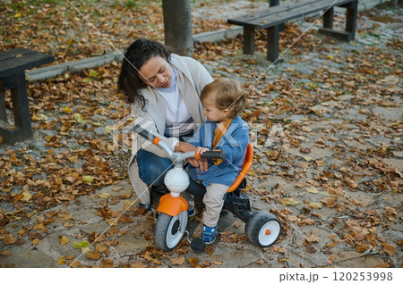 Mother and child enjoying autumn day in the park 120253998
