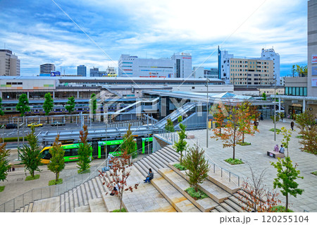 ライトラインと青空　宇都宮駅東口　宇都宮駅東口交流広場 120255104