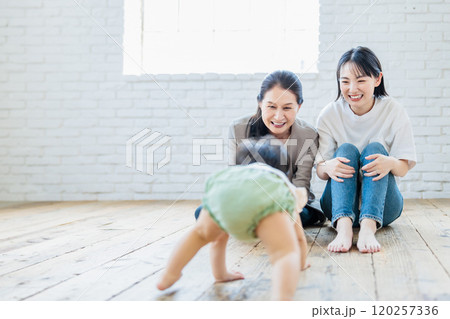 ハイハイする赤ちゃん 120257336