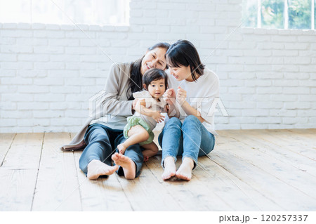 お母さんに甘える可愛い赤ちゃん お母さんに甘える可愛い赤ちゃん 120257337