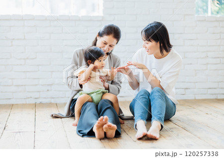 リビングで赤ちゃんと遊ぶママとグランマ 120257338