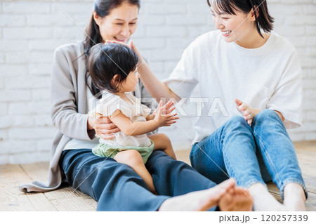 赤ちゃんと遊ぶママとグランマ 120257339