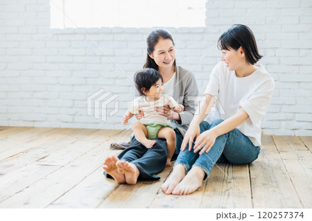 リビングで赤ちゃんと遊ぶママとグランマ 120257374