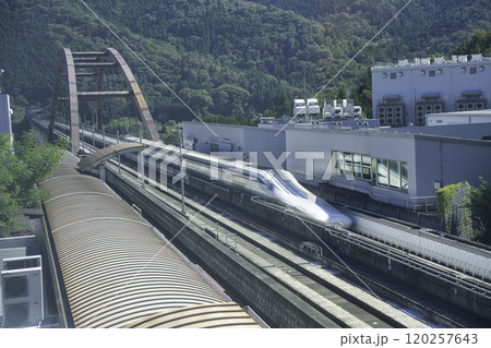 鉄橋を渡るリニア新幹線 120257643