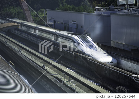 疾走するリニア新幹線 120257644
