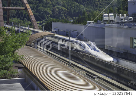 鉄橋を渡るリニア新幹線 鉄橋を渡るリニア新幹線 120257645
