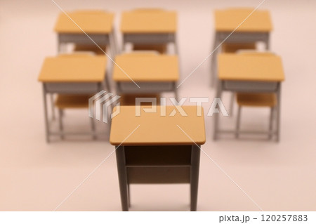 学校の机と椅子　イメージ 120257883