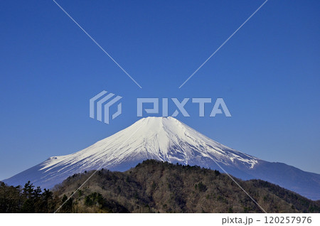 道志山塊の奥ノ岳にある送電鉄塔の展望台から富士山と青空のコピースペース 120257976