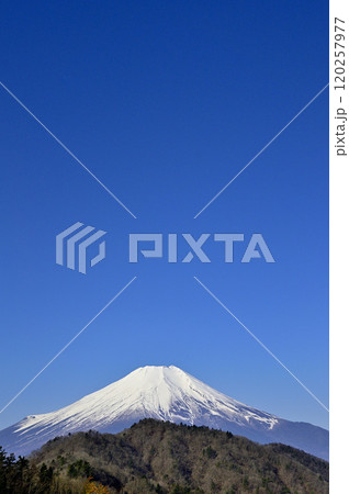 道志山塊の奥ノ岳にある送電鉄塔の展望台から富士山と青空のコピースペース 120257977