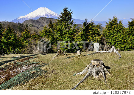 道志山塊の奥ノ岳にある送電鉄塔の展望台から雪景色の富士山 120257978