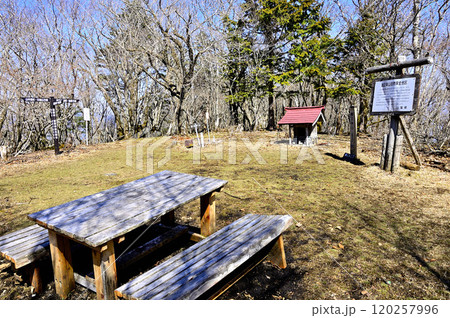 道志山塊　日本二百名山の御正体山山頂 120257996