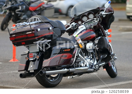 駐輪場のオートバイ 120258039