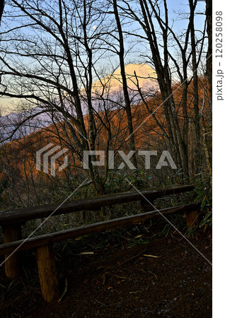 道志山塊の石割山　石割山ハイキングコースの登山道より望む朝焼けの富士山 120258098