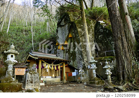 道志山塊の石割山 石割神社の朝 道志山塊の石割山 石割神社の朝 120258099