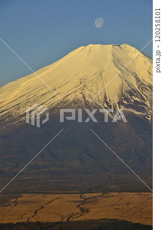 道志山塊の石割山山頂より 朝焼けの富士山に満月 道志山塊の石割山山頂より 朝焼けの富士山に満月 120258101