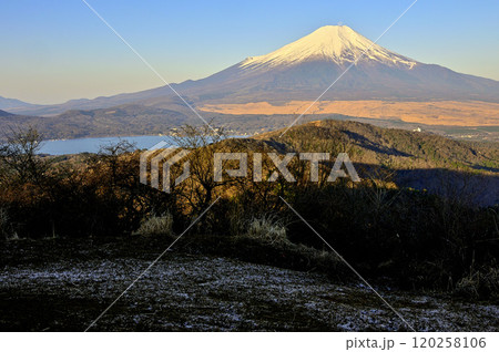 道志山塊の石割山山頂より望む　朝焼けの富士山の山頂に沈む月 120258106