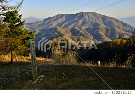 道志山塊の石割山山頂より望む朝日の杓子山の山体 道志山塊の石割山山頂より望む朝日の杓子山の山体 120258110