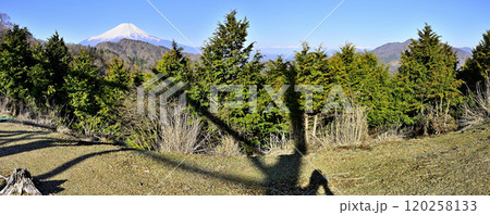 道志山塊の奥ノ岳　御正体山南尾根の送電鉄塔からのパノラマ　富士山と杓子山 120258133