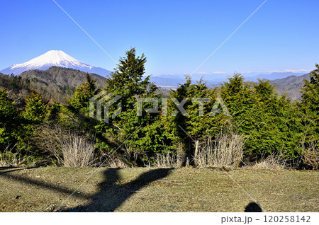 道志山塊の奥ノ岳 御正体山南尾根から雪の富士山と南アルプスが連なる 道志山塊の奥ノ岳 御正体山南尾根から雪の富士山と南アルプスが連なる 120258142