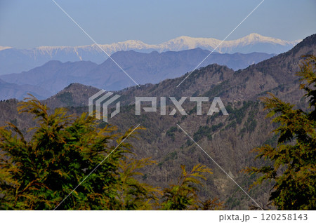 道志山塊の奥ノ岳　御正体山南尾根から望む雪の南アルプス 120258143