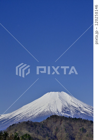 道志山塊の奥ノ岳にある送電鉄塔の展望台から富士山と青空のコピースペース 120258146