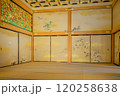 絢爛豪華な書院造の和室 120258638