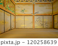 絢爛豪華な書院造の和室 120258639