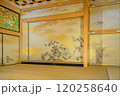 絢爛豪華な書院造床の間の和室 120258640