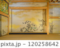 絢爛豪華な書院造床の間の和室 120258642