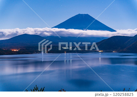 【山梨県】月夜の本栖湖と富士山 120258825