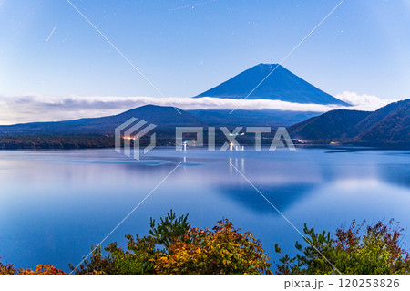 【山梨県】月夜の本栖湖と富士山 120258826