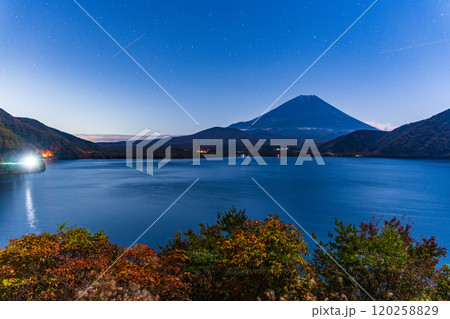 【山梨県】月夜の本栖湖と富士山 【山梨県】月夜の本栖湖と富士山 120258829