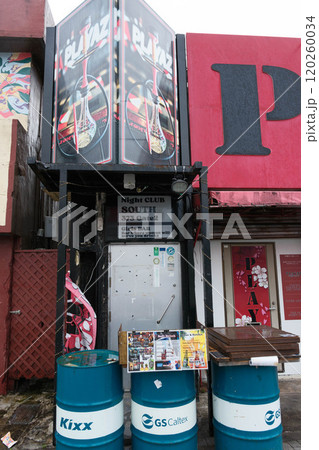 在留米軍の歓楽街として栄えた街、沖縄コザストリートの街並み 在留米軍の歓楽街として栄えた街、沖縄コザストリートの街並み 120260034