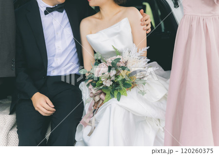 カーウェディング・ブライダルカーのウェディングフォトを撮影をする新郎新婦・カップル カーウェディング・ブライダルカーのウェディングフォトを撮影をする新郎新婦・カップル 120260375