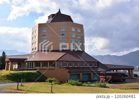 新潟県 舞子高原ホテルと山並み 新潟県 舞子高原ホテルと山並み 120260481