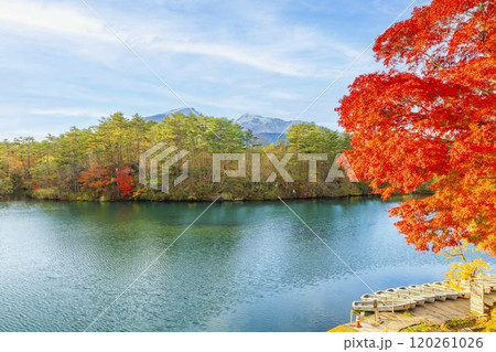 晩秋の毘沙門沼（五色沼）の風景　初雪の磐梯山　福島県北塩原村 120261026