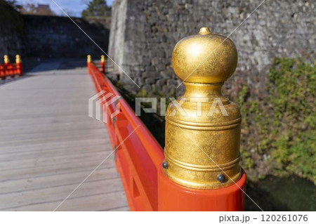 晩秋の鶴ヶ城　　石垣と廊下橋の擬宝珠　福島県会津若松市 120261076