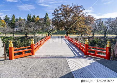 晩秋の鶴ヶ城(会津若松城) 石垣と廊下橋 福島県会津若松市 晩秋の鶴ヶ城(会津若松城) 石垣と廊下橋 福島県会津若松市 120261077