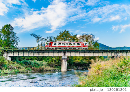 秋田内陸縦貫鉄道　桧木内川を渡る列車（羽後長戸呂－八津） 120261201