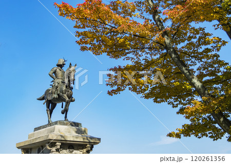 紅葉の伊達政宗騎馬像 120261356