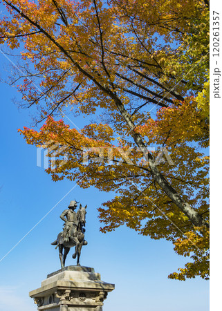 紅葉の伊達政宗騎馬像 120261357