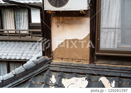 昔の家の土壁 120261397
