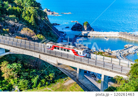 三陸鉄道 太平洋をバックに大沢橋梁を渡る列車 120261463