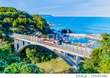 三陸鉄道 太平洋をバックに大沢橋梁を渡る列車 三陸鉄道 太平洋をバックに大沢橋梁を渡る列車 120261466
